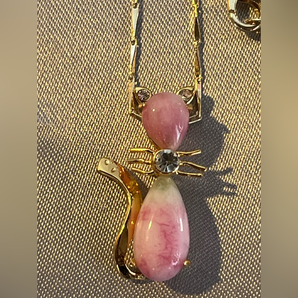 Elegant Pink Agate Cat Pendant Necklace with Earrings. 🎀